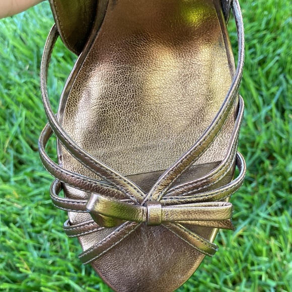 Selling a pair of Aldo heels. Size 39 or size 9. Colour is metallic bronze. - Picture 5 of 8